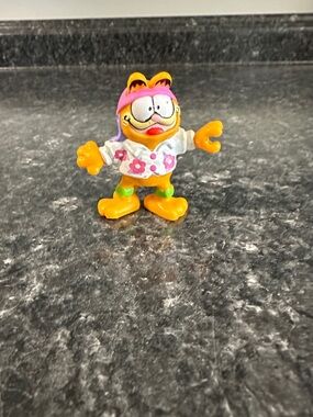 1981 Garfield with Hawaiian Shirt PVC Figure 2"